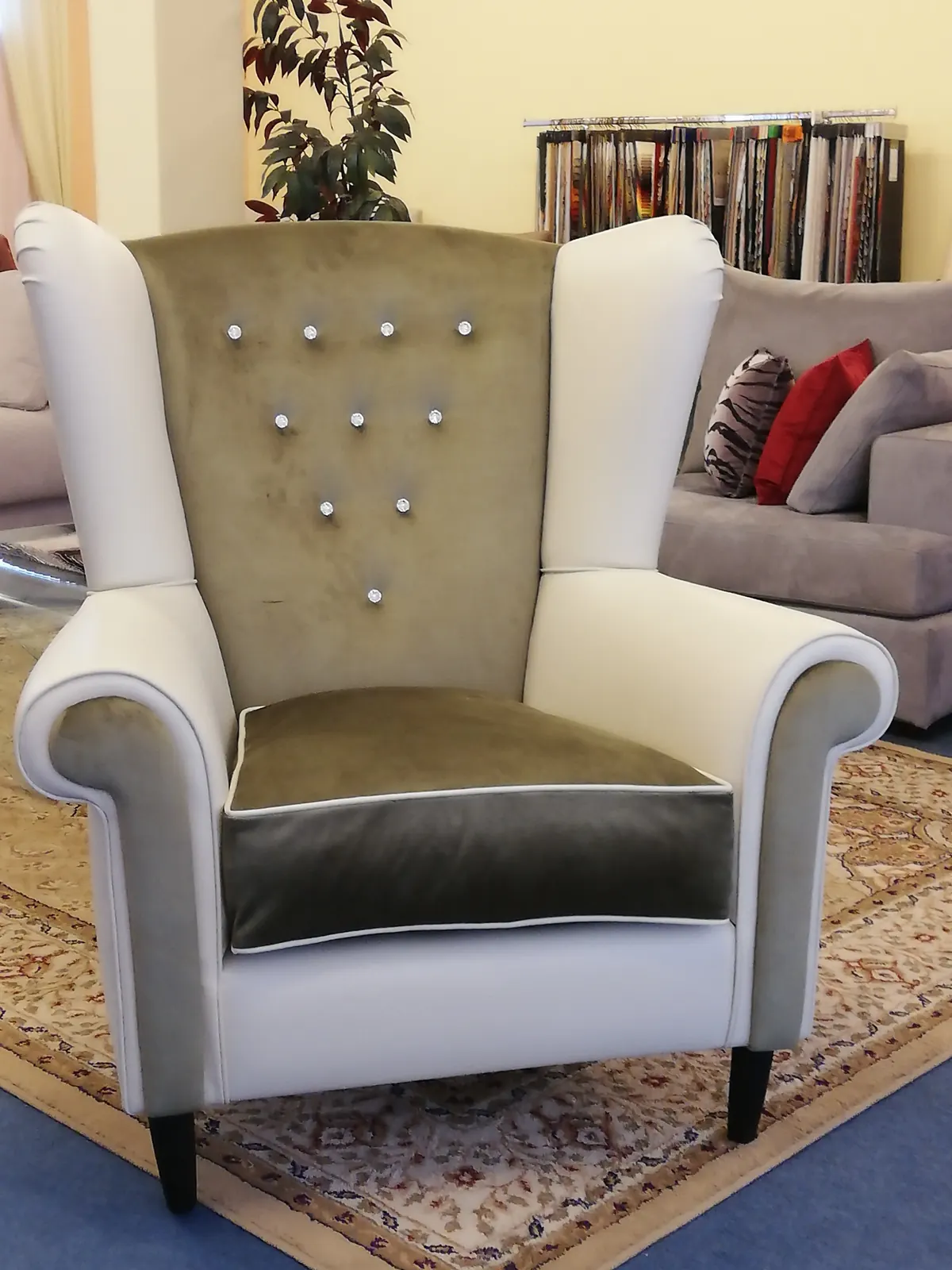 Poltrona bergère bianca con schienale in velluto verde trapuntato
