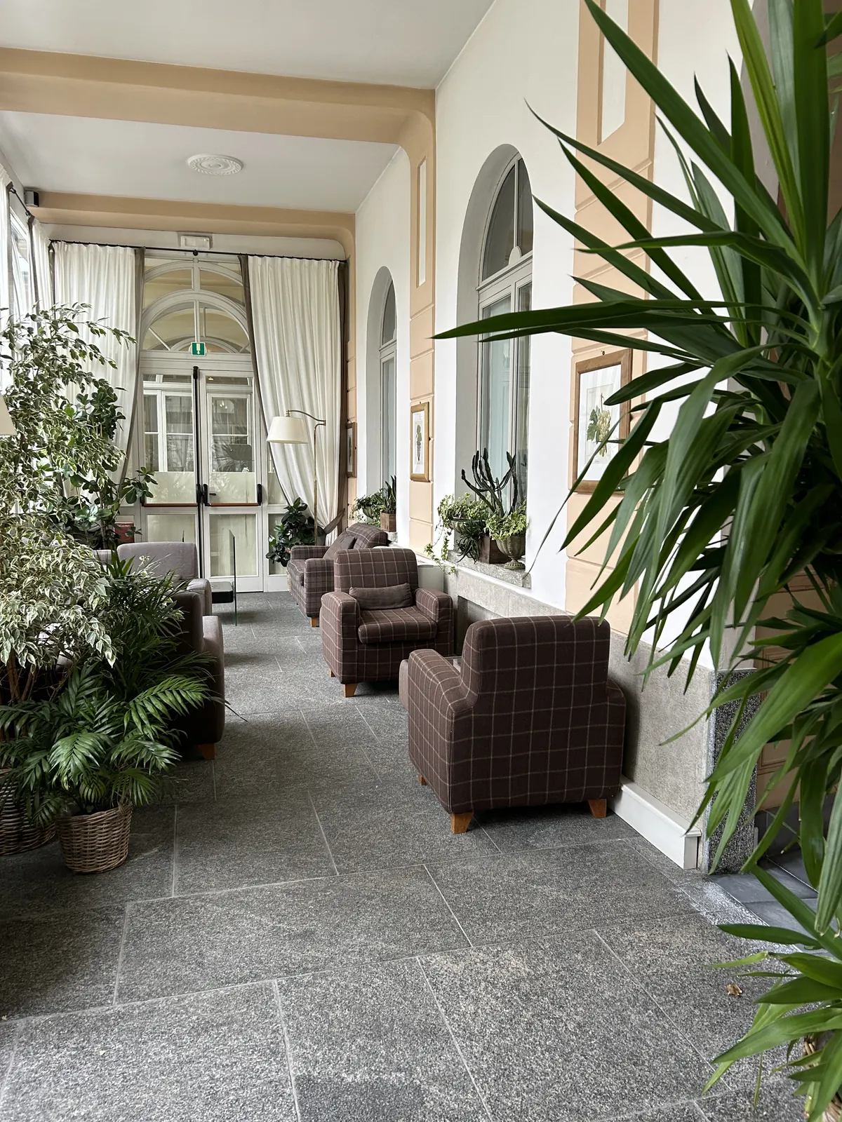 Poltrone rivestite in tessuto a quadri nella hall di un albergo