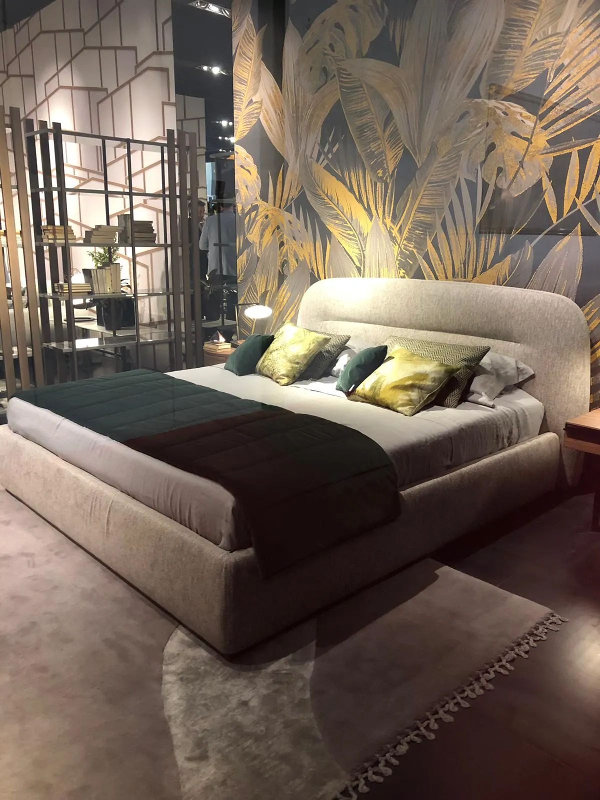 Letto matrimoniale imbottito con testiera sagomata chiara