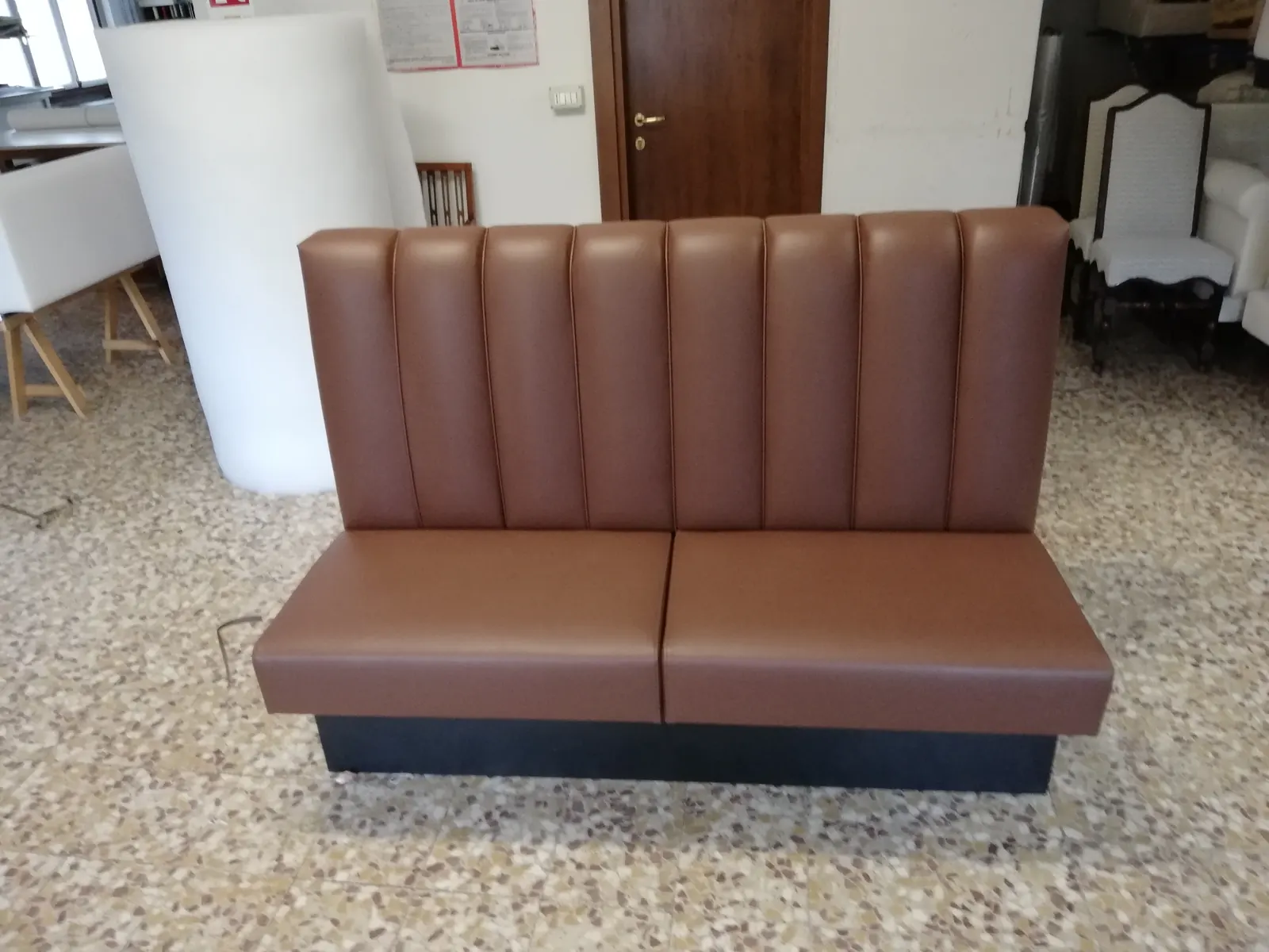 Panca rivestita in pelle marrone con schienale a canne verticali