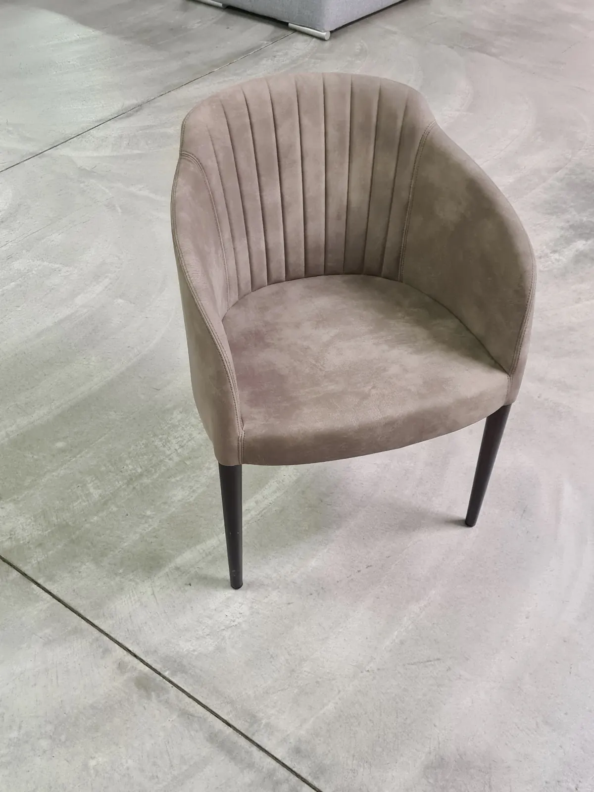 Poltroncina in velluto tortora con schienale a canne verticali