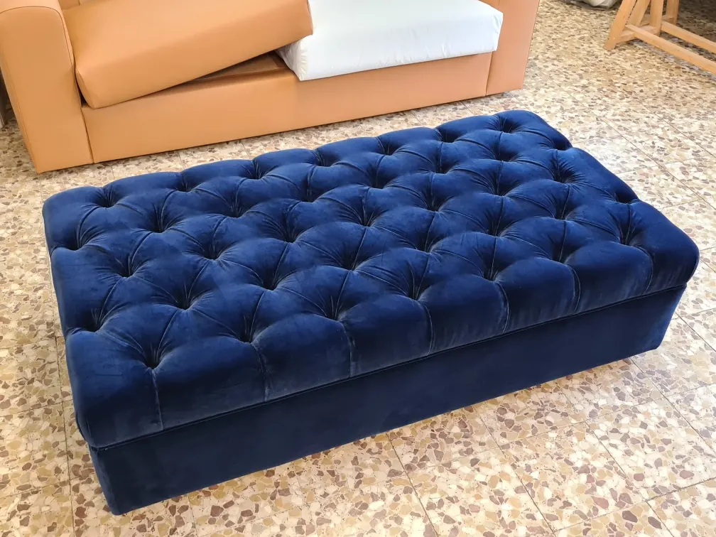 Pouf rettangolare in velluto blu con lavorazione capitonné
