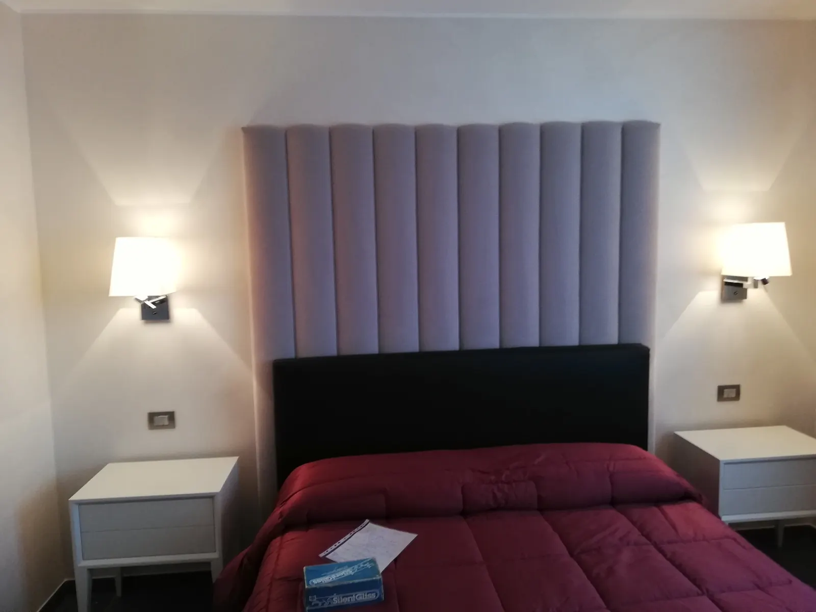 Testiera imbottita a canne verticali in una camera da letto